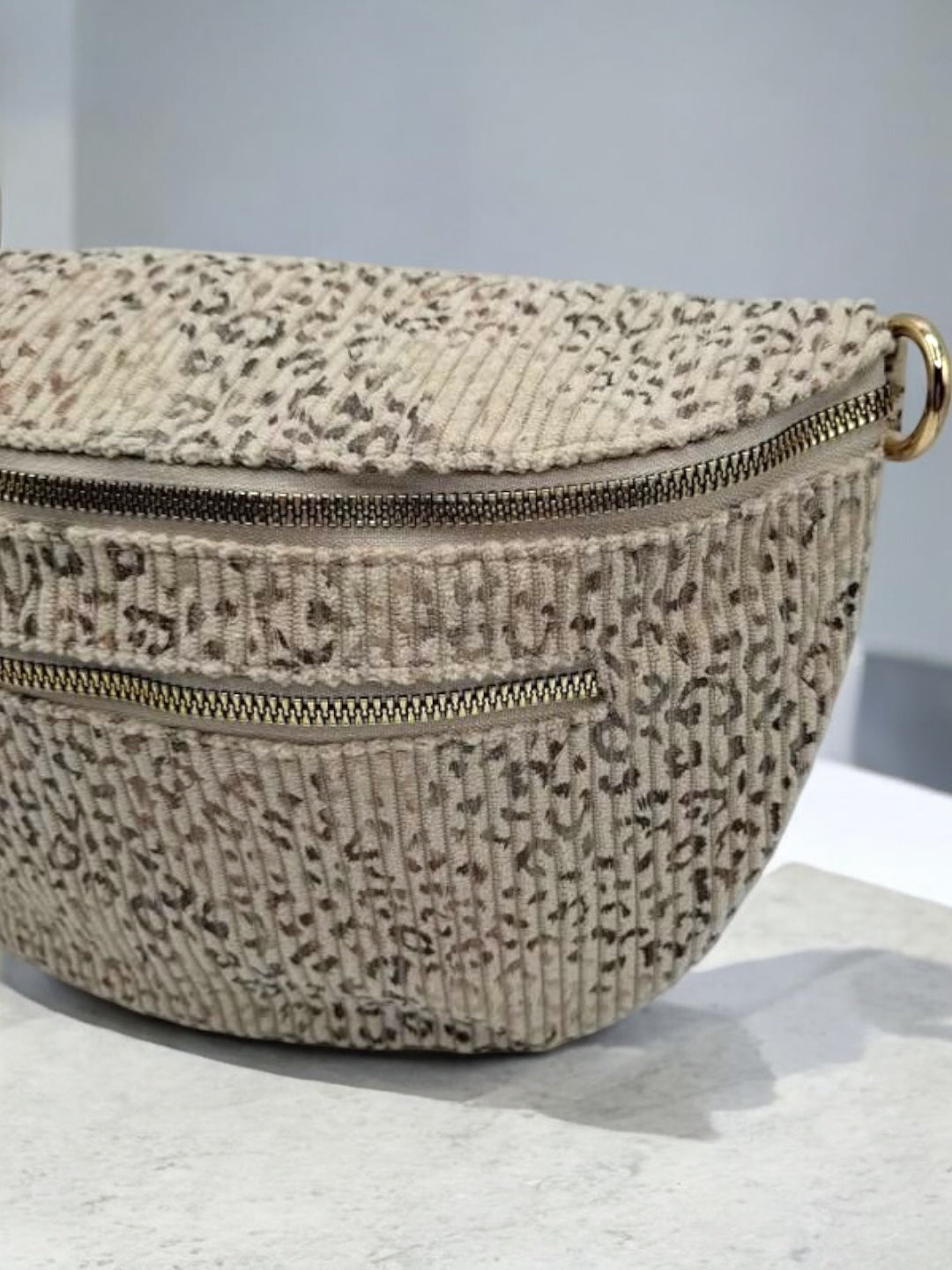 Sac banane velours côtelé beige avec imprimé léopard 2 poches - Le Petit Placard