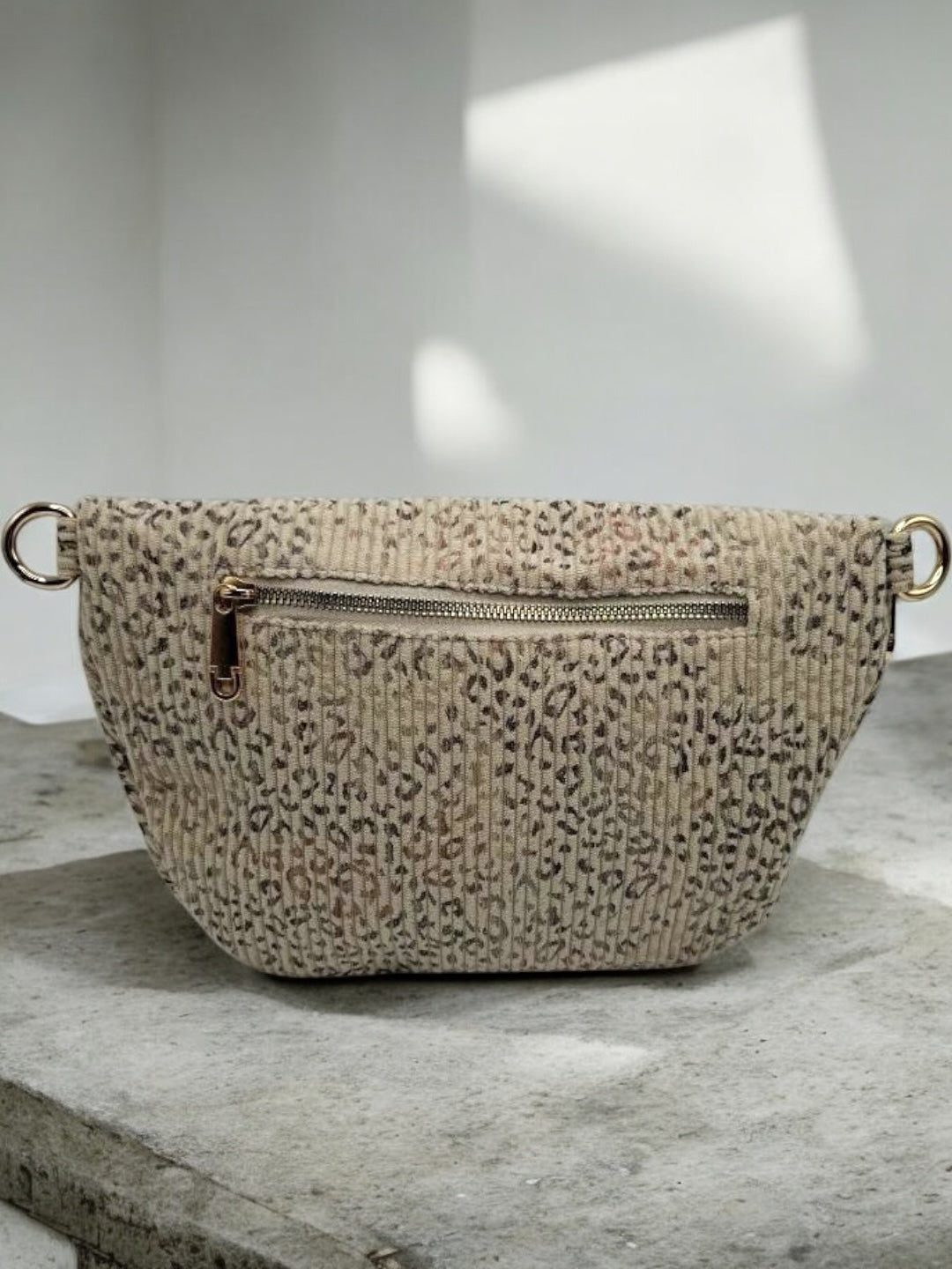 Sac banane velours côtelé beige avec imprimé léopard 2 poches - Le Petit Placard