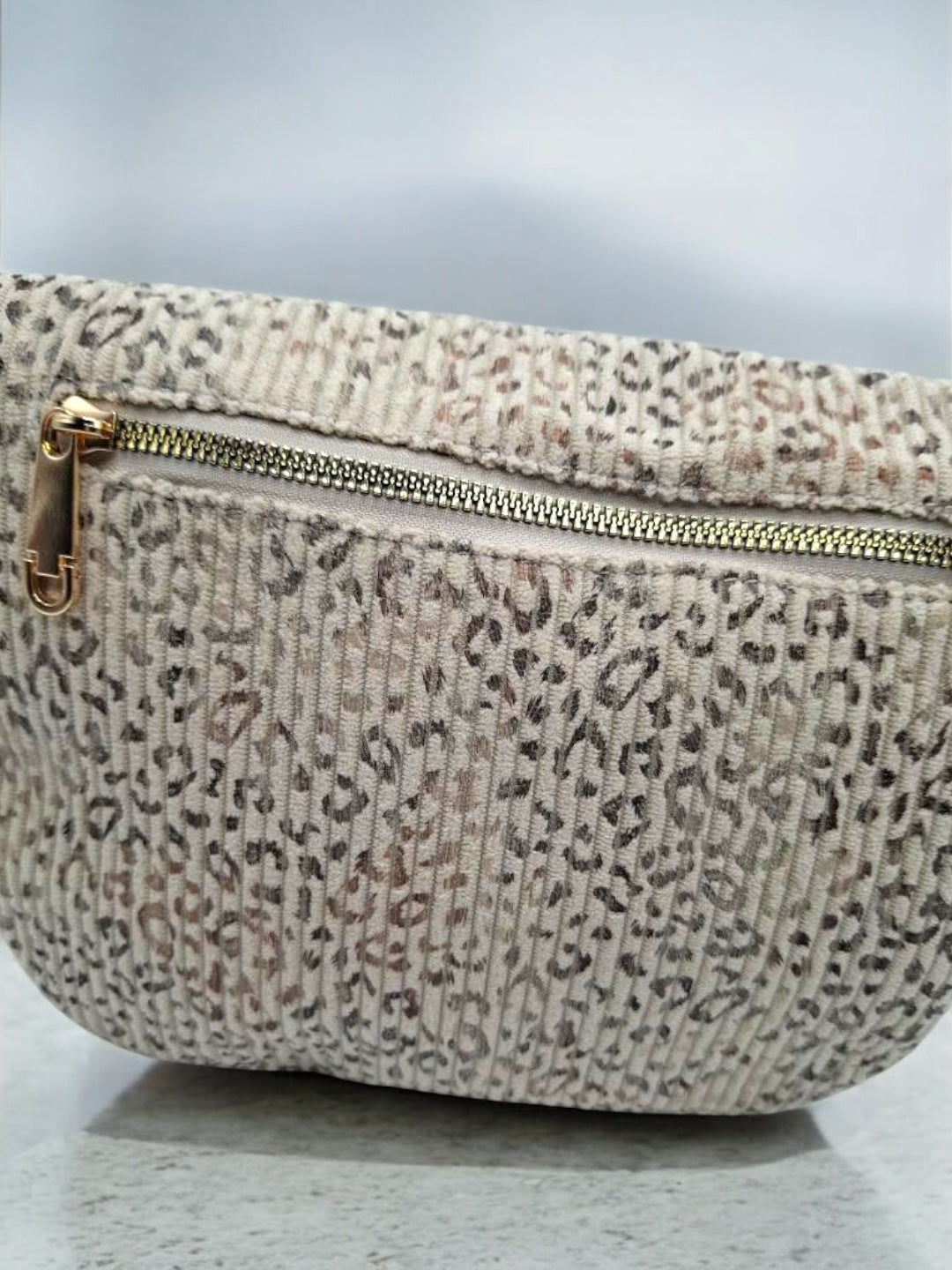 Sac banane velours côtelé beige avec imprimé léopard 2 poches - Le Petit Placard