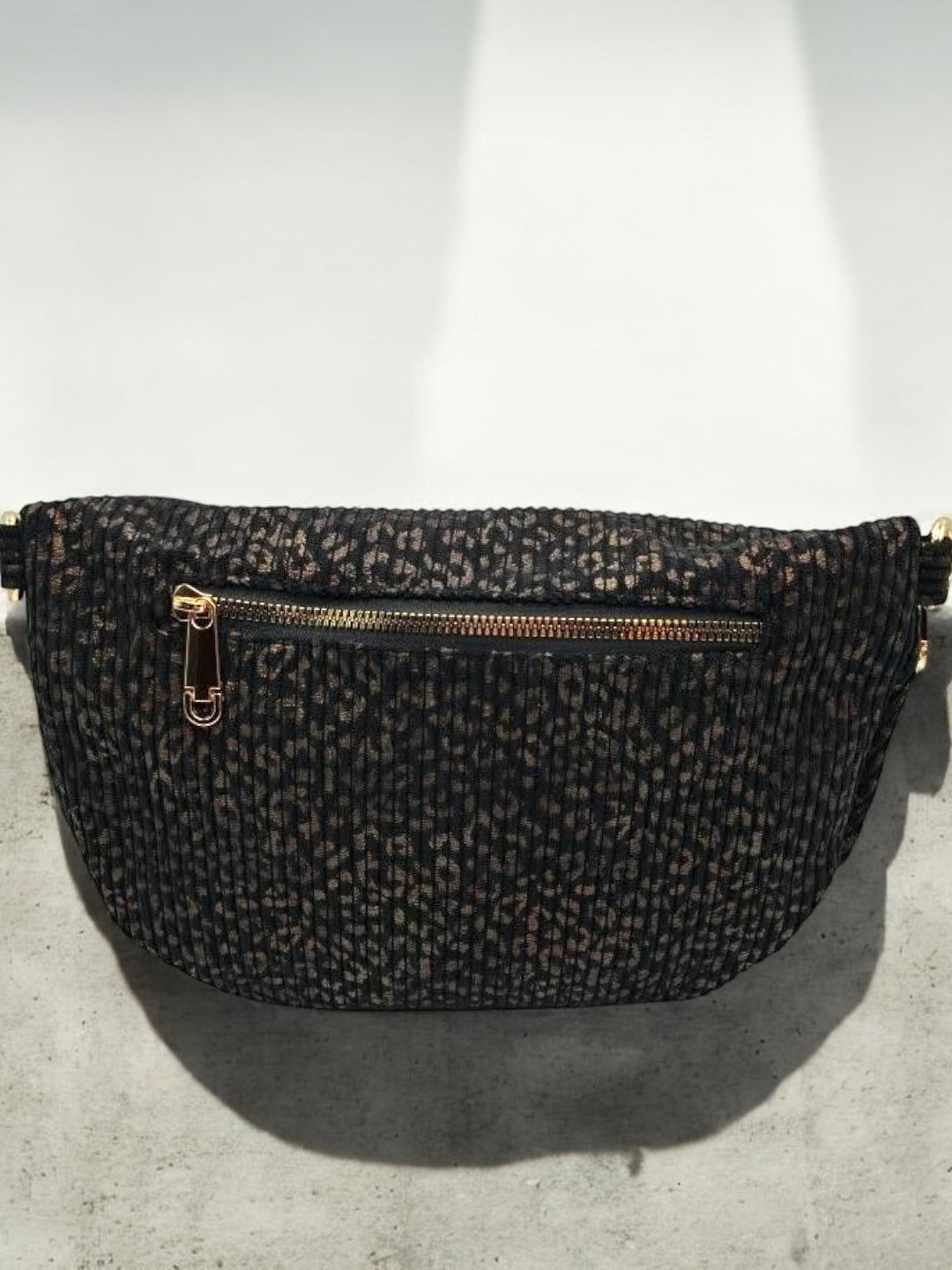 Sac banane velours côtelé noir avec imprimé léopard 2 poches - Le Petit Placard