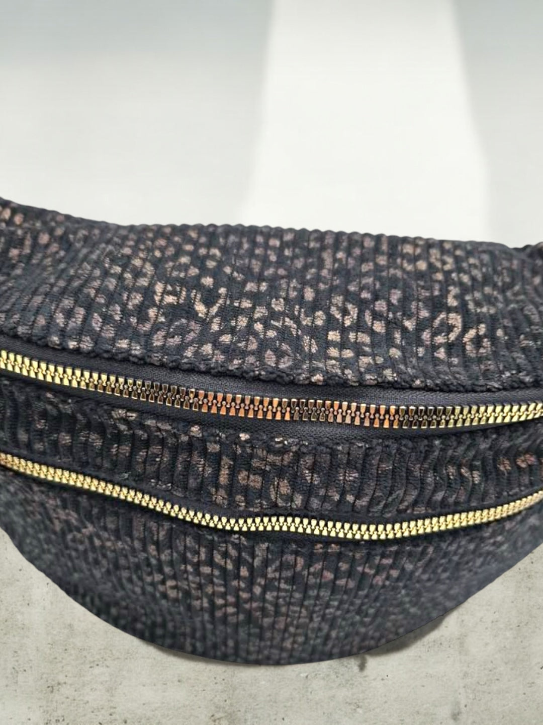 Sac banane velours côtelé noir avec imprimé léopard 2 poches - Le Petit Placard