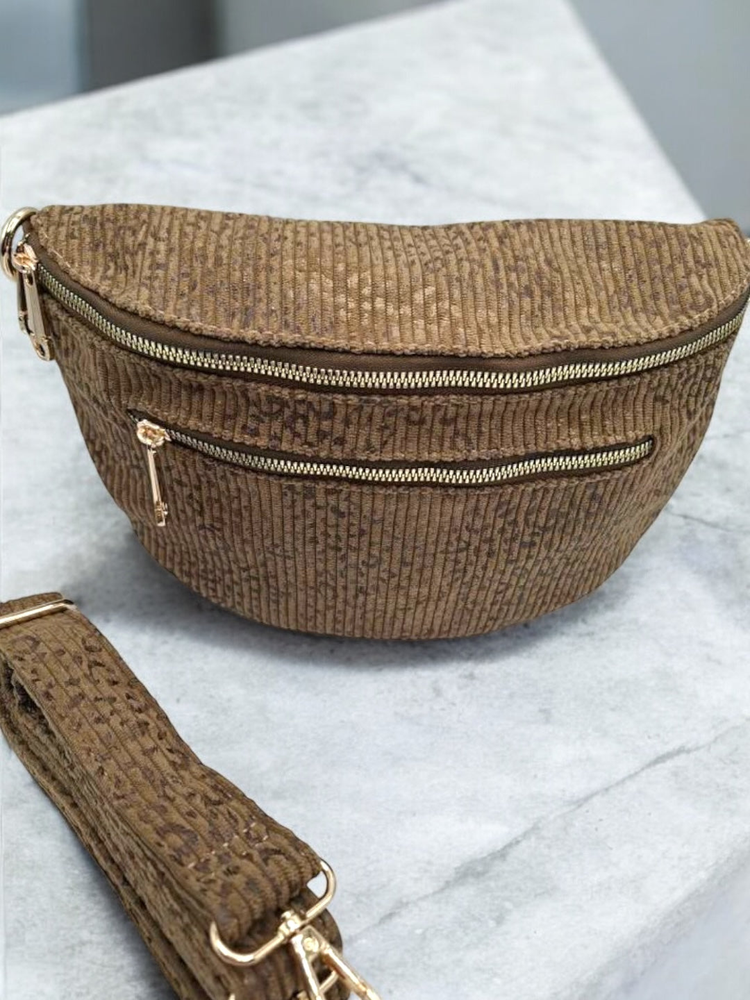 Sac banane velours côtelé taupe avec imprimé léopard marron clair 2 poches - Le Petit Placard