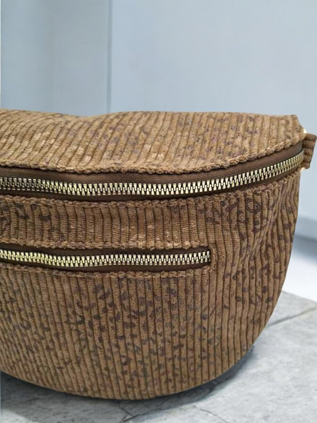 Sac banane velours côtelé taupe avec imprimé léopard marron clair 2 poches - Le Petit Placard