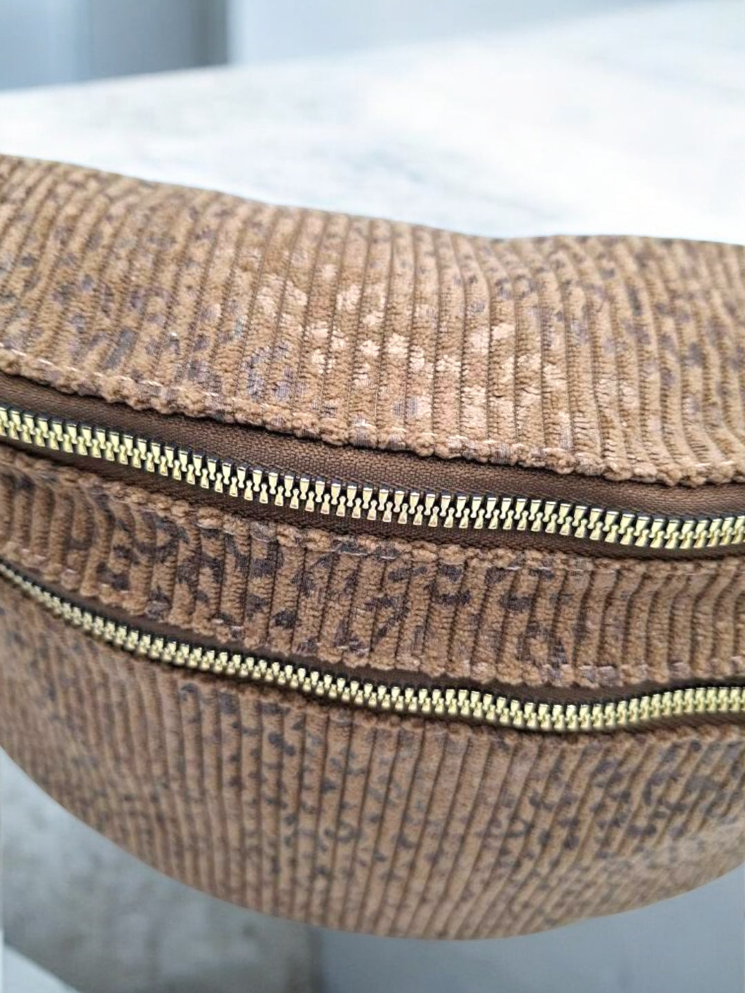 Sac banane velours côtelé taupe avec imprimé léopard marron clair 2 poches - Le Petit Placard