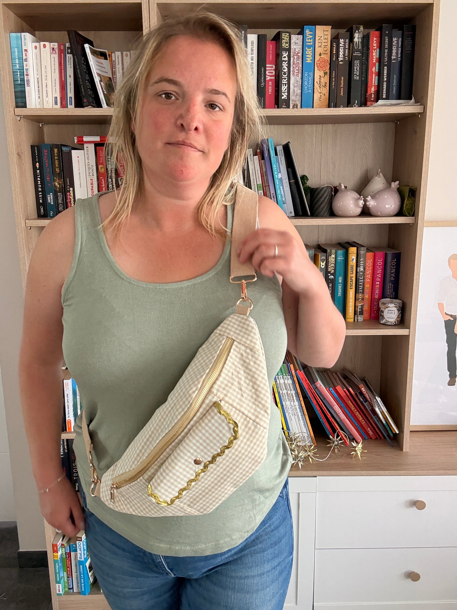 Sac banane vichy beige et blanc porté en bandoulière réglable, fermeture éclair dorée