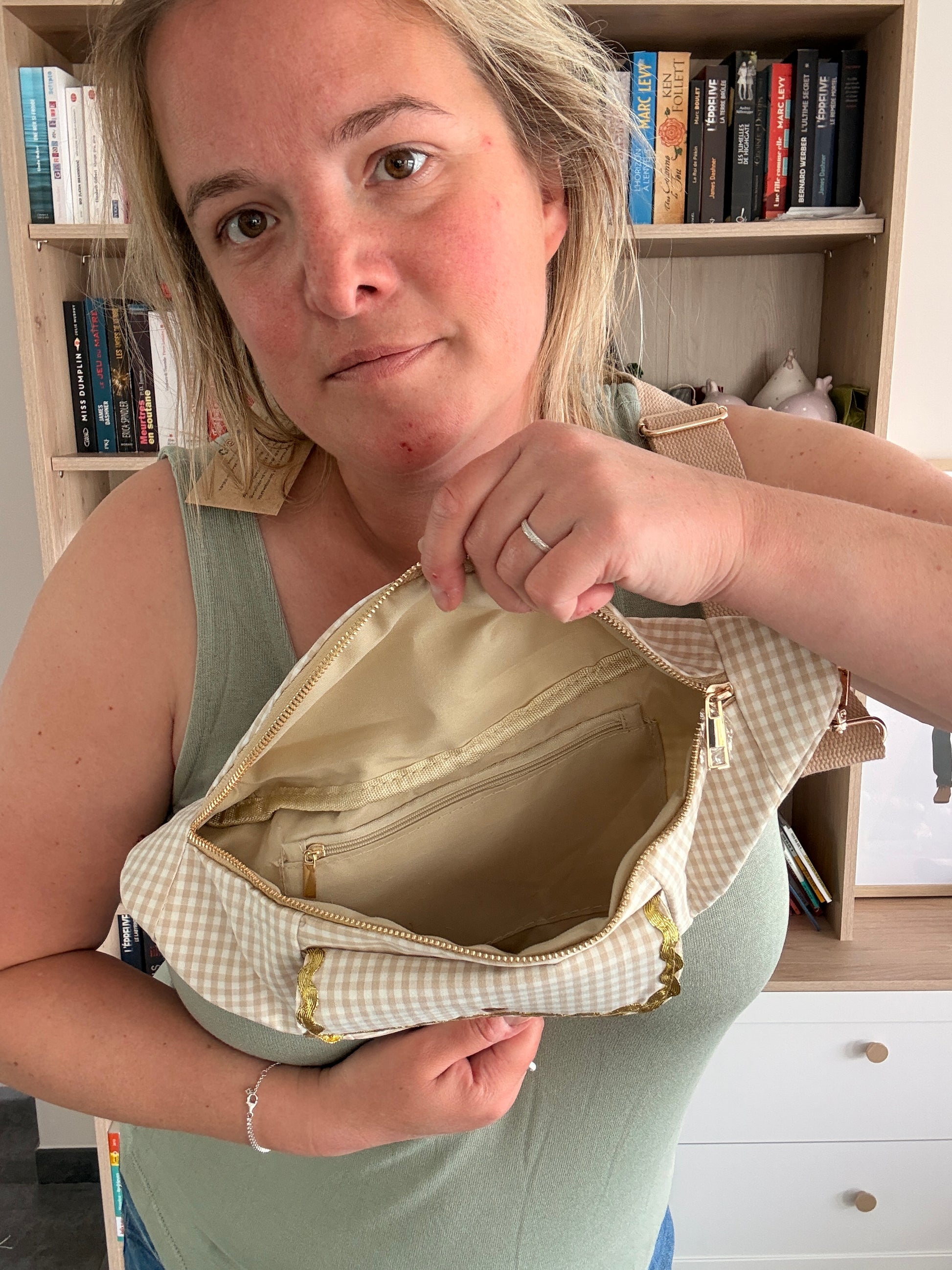 Intérieur du sac banane vichy beige et blanc : grande poche principale et poche zippée intérieure