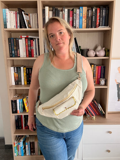 Sac banane coton vichy beige et blanc avec 2 poches et fermeture éclair dorée, vue de présentation