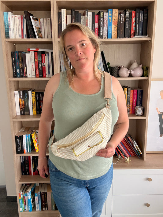 Sac banane coton vichy beige et blanc avec 2 poches et fermeture éclair dorée, vue de présentation