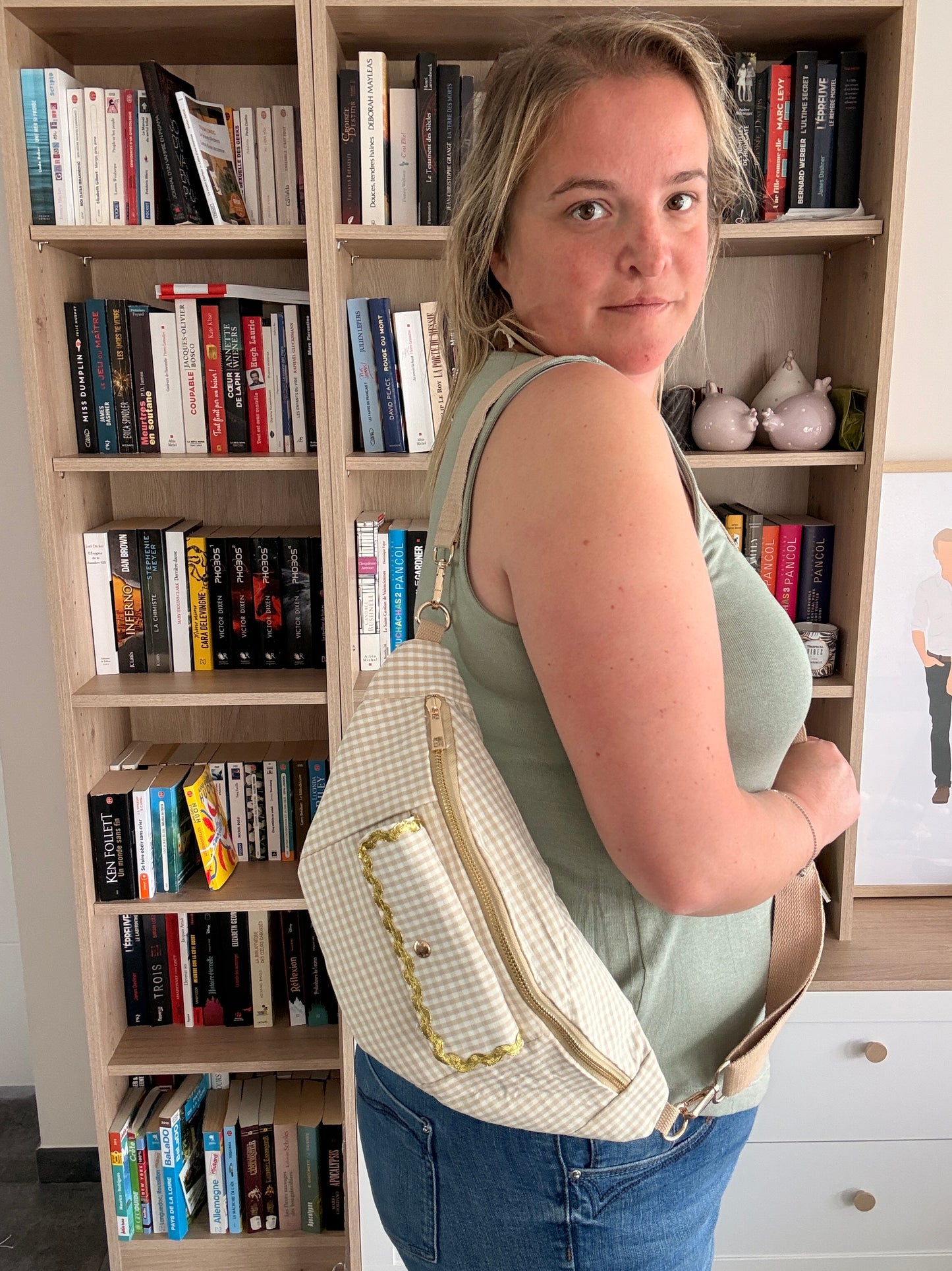 Sac banane vichy beige et blanc porté en bandoulière, vue de dos