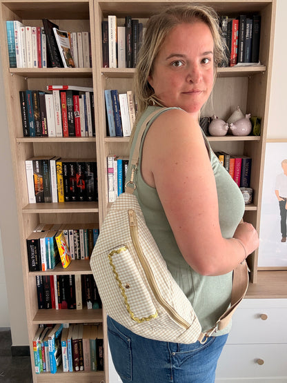 Sac banane vichy beige et blanc porté en bandoulière, vue de dos