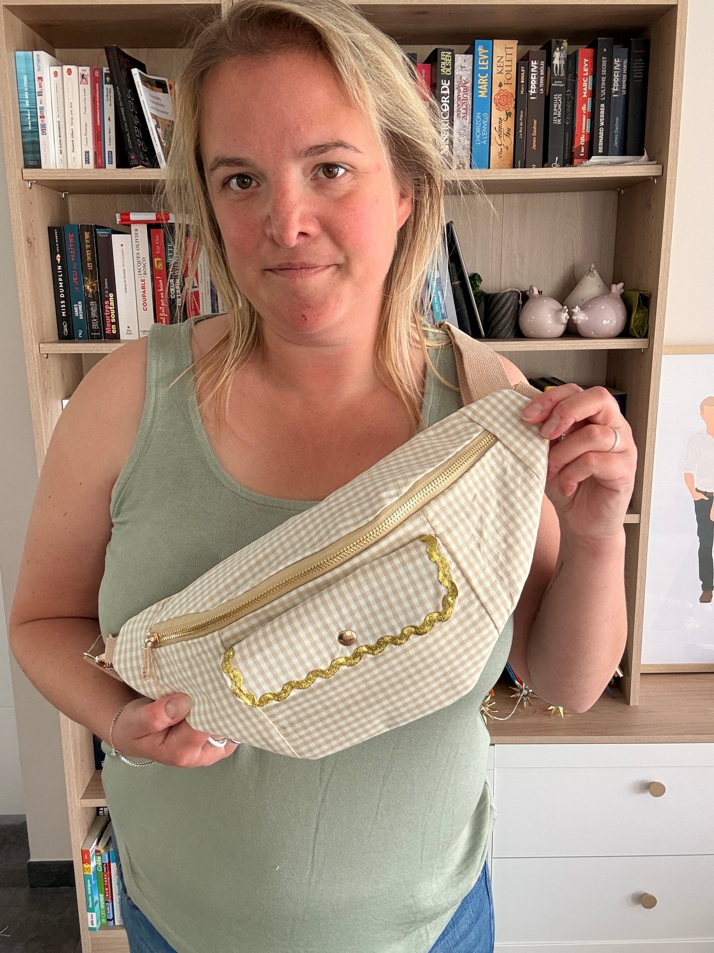Sac banane en coton motif vichy beige et blanc, vue de face avec fermeture éclair dorée et poche avant
