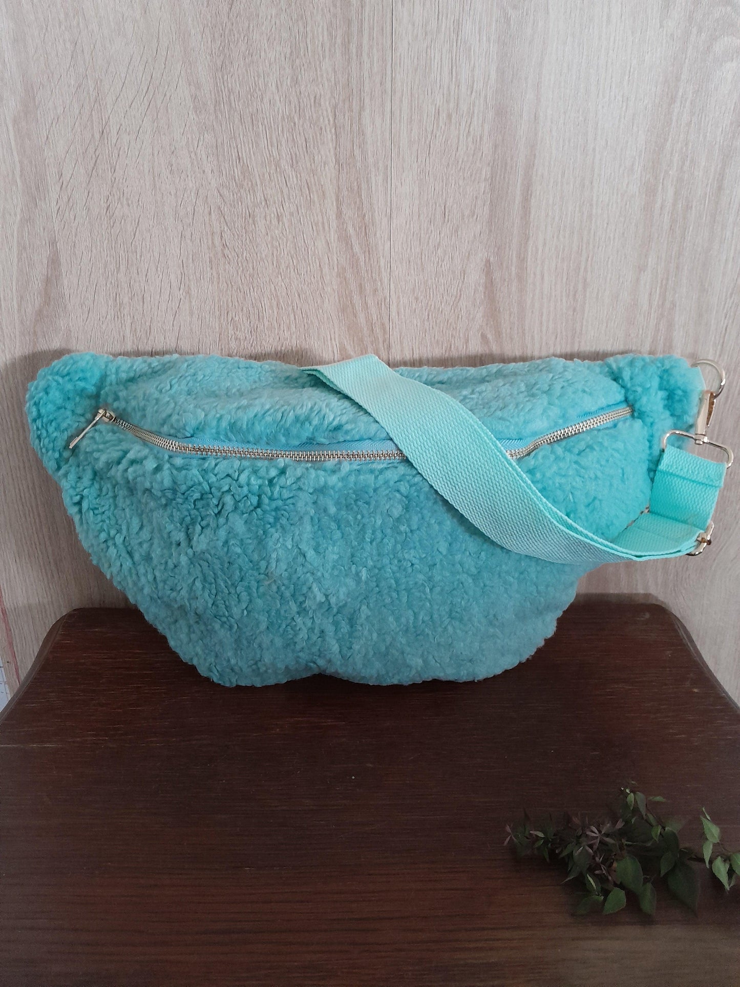 Sac banane XXL bleu ciel peluche teddy moumoute 1 poche - Le Petit Placard