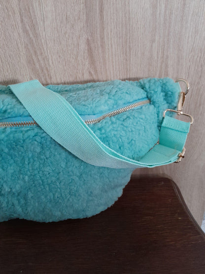 Sac banane XXL bleu ciel peluche teddy moumoute 1 poche - Le Petit Placard