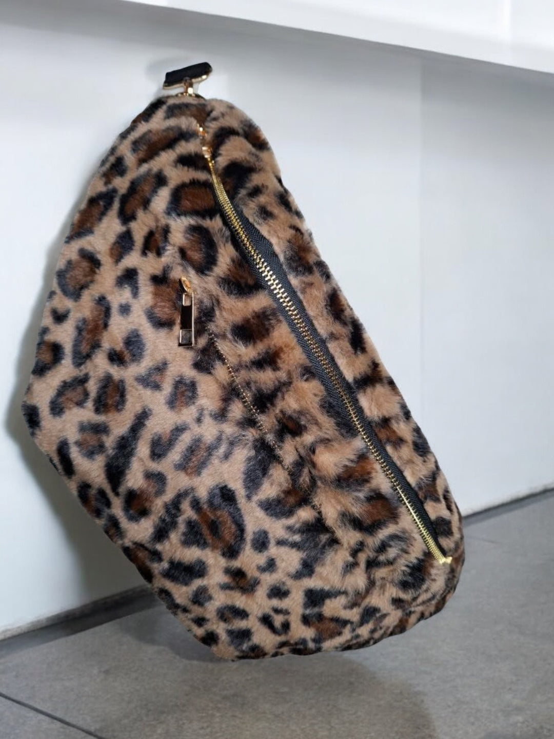 Sac banane XXL tissu toucher peluche deux poches léopard - Le Petit Placard