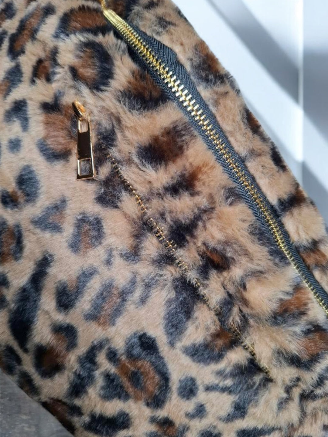 Sac banane XXL tissu toucher peluche deux poches léopard - Le Petit Placard