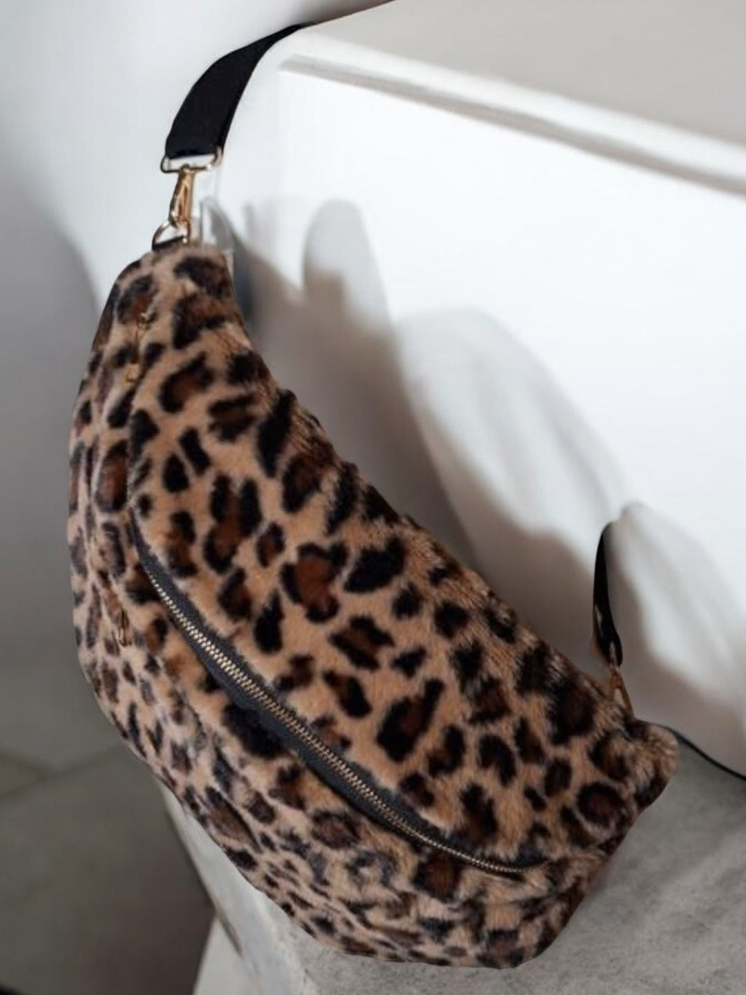 Sac banane XXL tissu toucher peluche deux poches léopard - Le Petit Placard