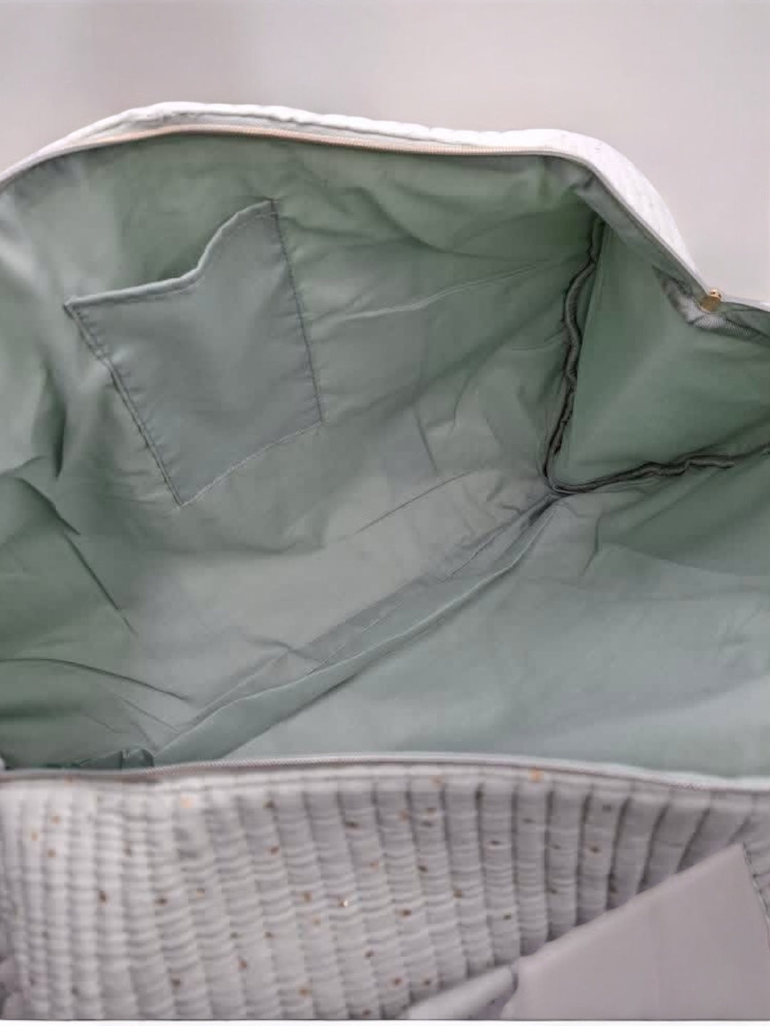 Sac polochon en coton matelassé vert d'eau à pois dorés 'La Ptite Cachotiere' - Le Petit Placard