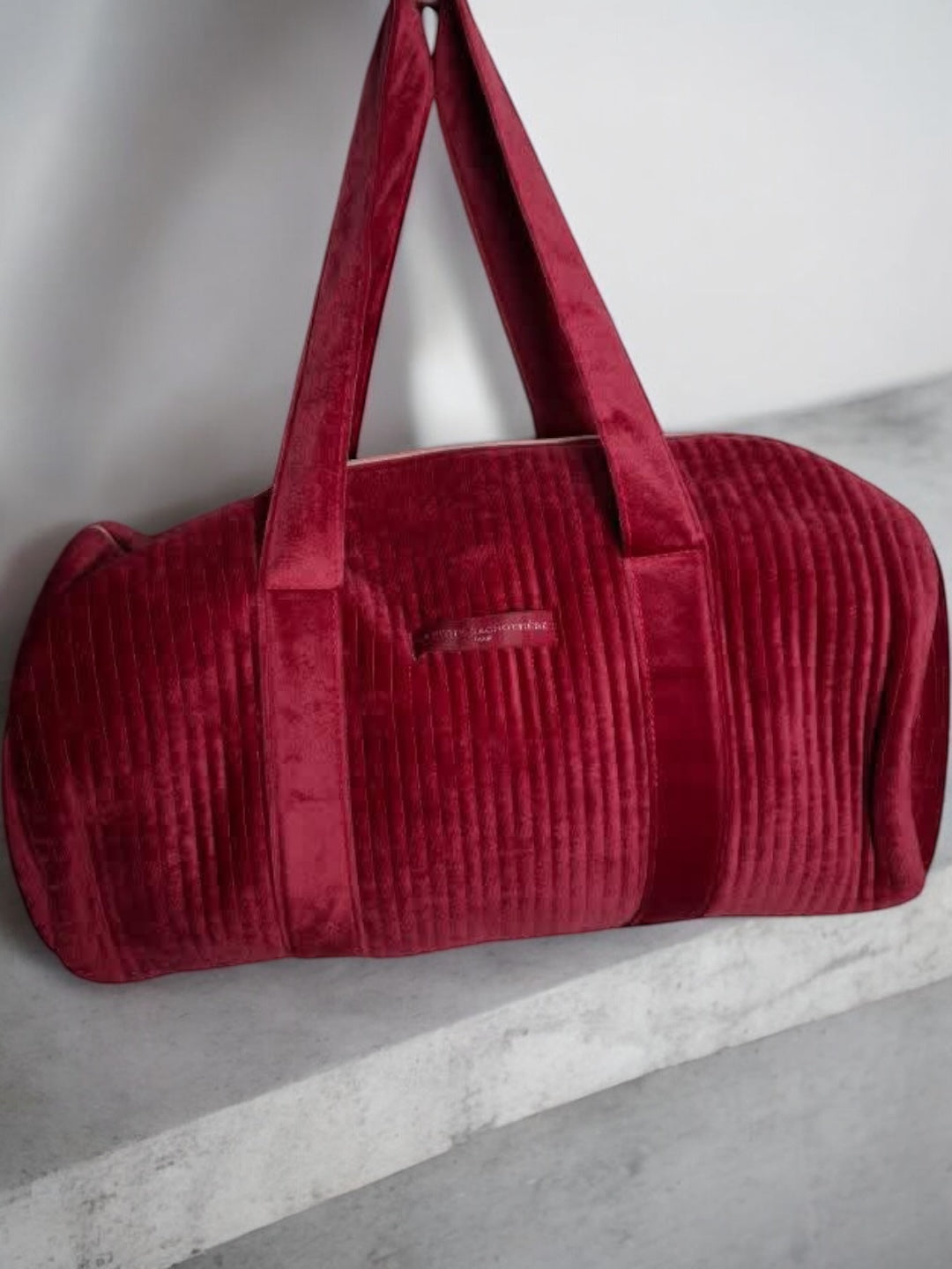 Sac polochon en coton velours matelassé fuschia 'la ptite cachotiere' - Le Petit Placard