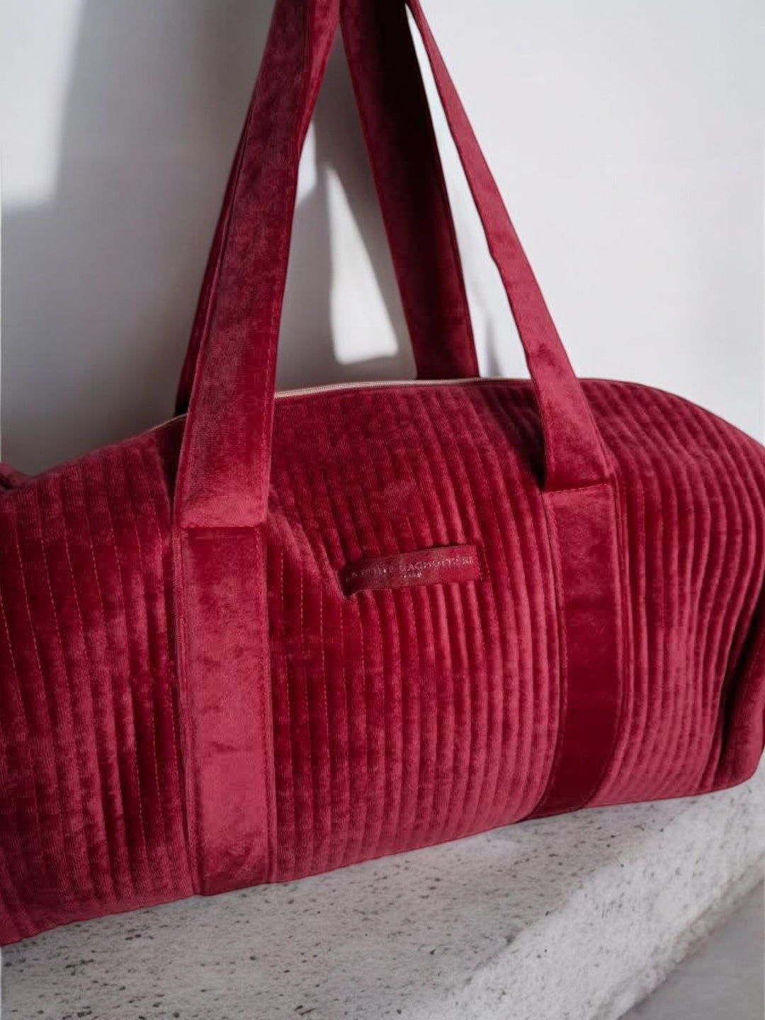 Sac polochon en coton velours matelassé fuschia 'la ptite cachotiere' - Le Petit Placard