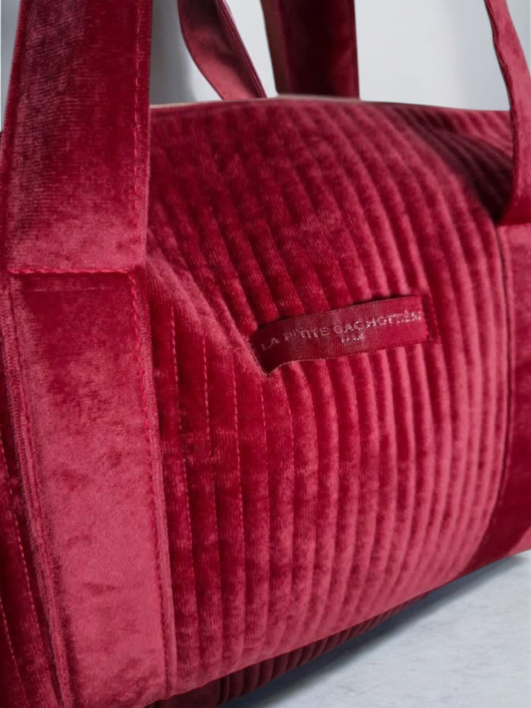 Sac polochon en coton velours matelassé fuschia 'la ptite cachotiere' - Le Petit Placard