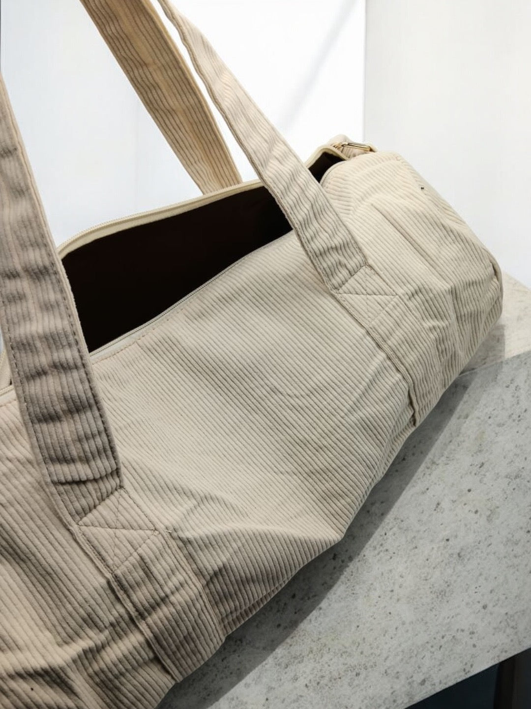 Sac polochon en velours côtelé beige - Le Petit Placard