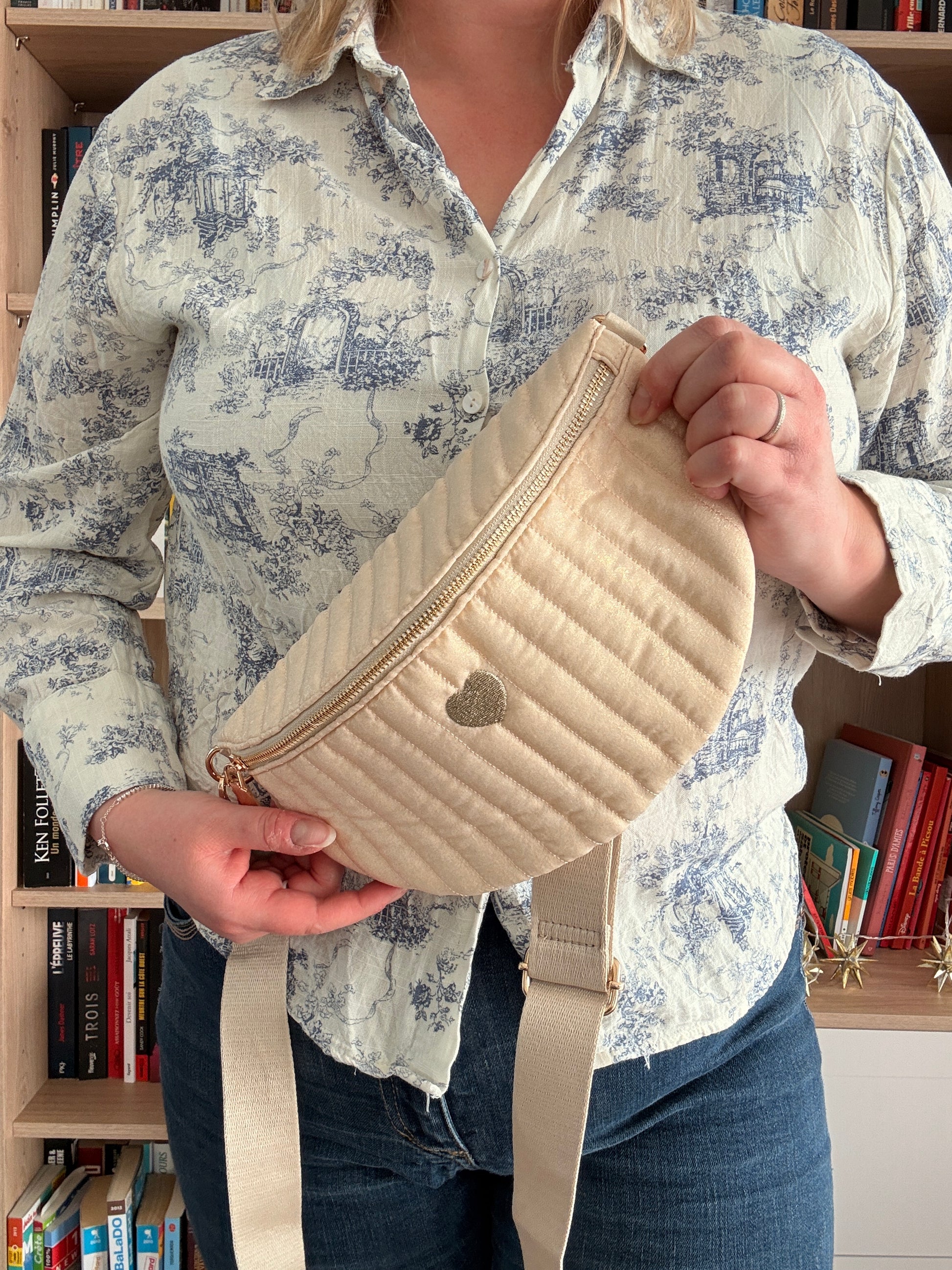 Sac Banane Écru Irisé - Texture Brillante Naturelle Cœur Doré Femme