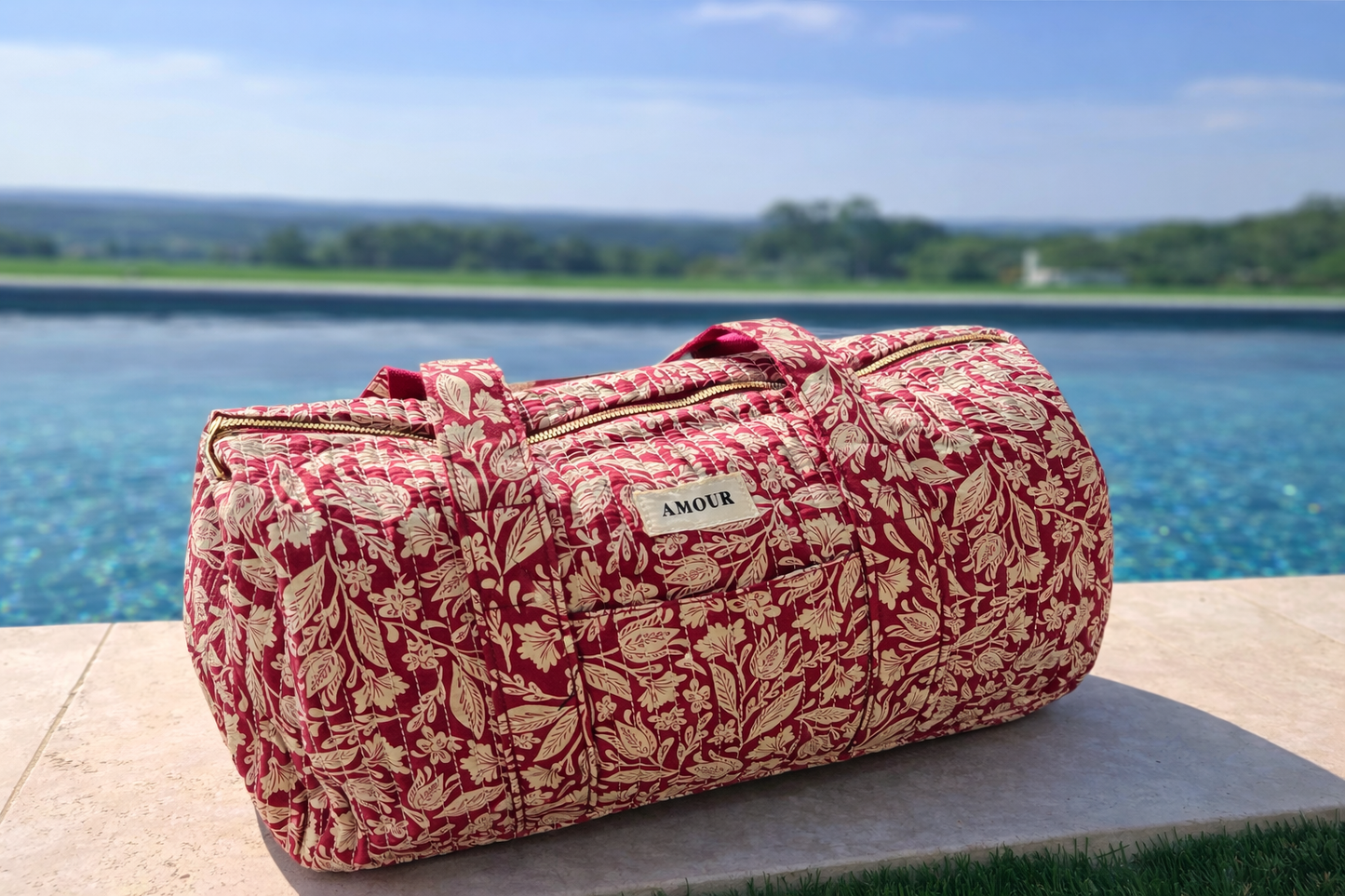 Détail tissu matelassé bordeaux sac polochon femme Toile de Jouy
