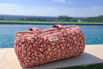Détail tissu matelassé bordeaux sac polochon femme Toile de Jouy