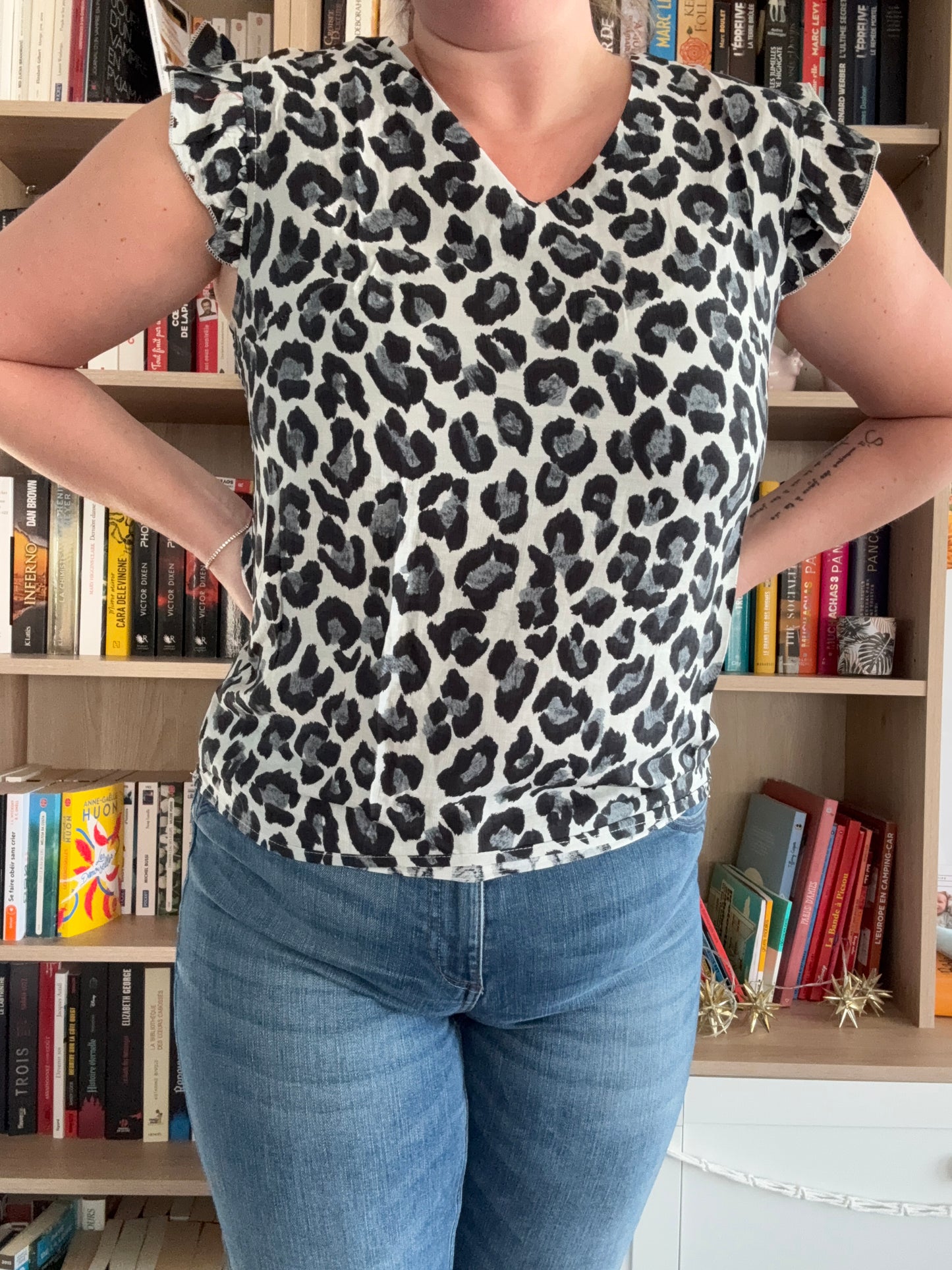 t-shirt a volant léopard noir gris