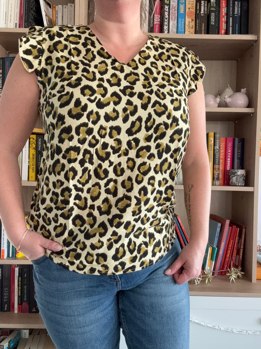 T-shirt femme sans manches léopard vert kaki avec col V et volants aux épaulesT-shirt femme sans manches léopard vert kaki avec col V et volants aux épaules