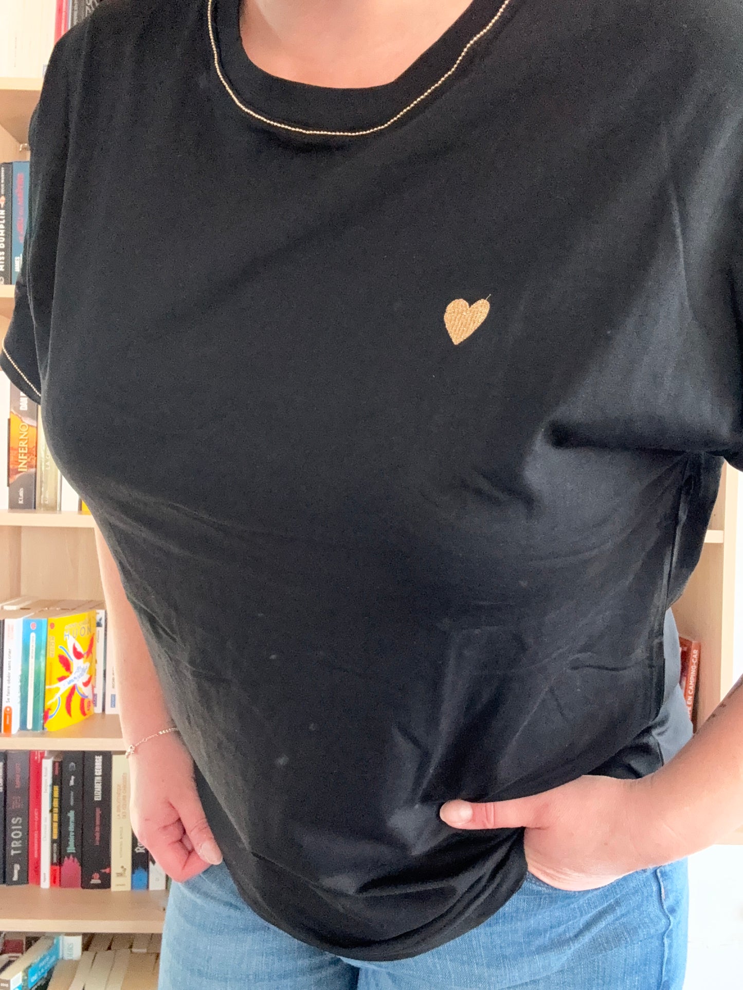 Camiseta Negra Corazón Dorado