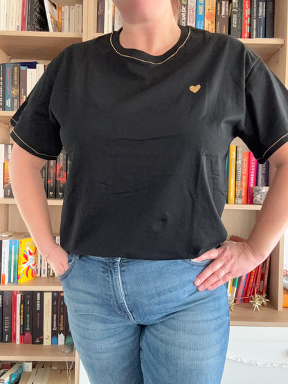 Camiseta Negra Corazón Dorado
