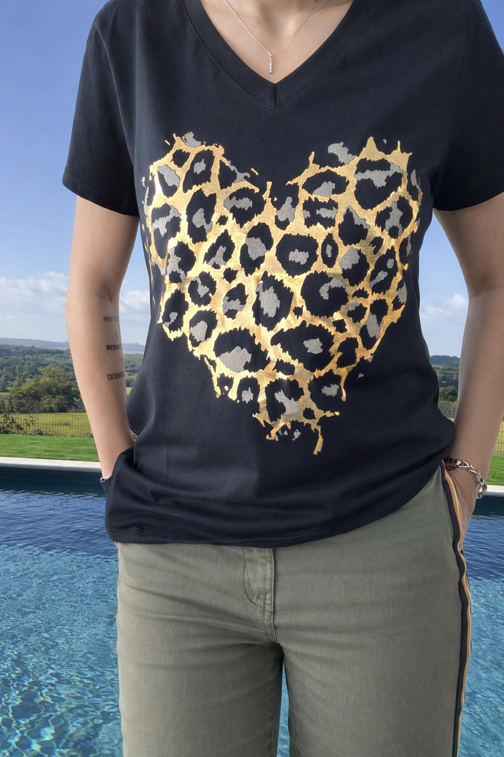 T-shirt noir motif léopard col en V – coupe classique femme – Le Petit Placard