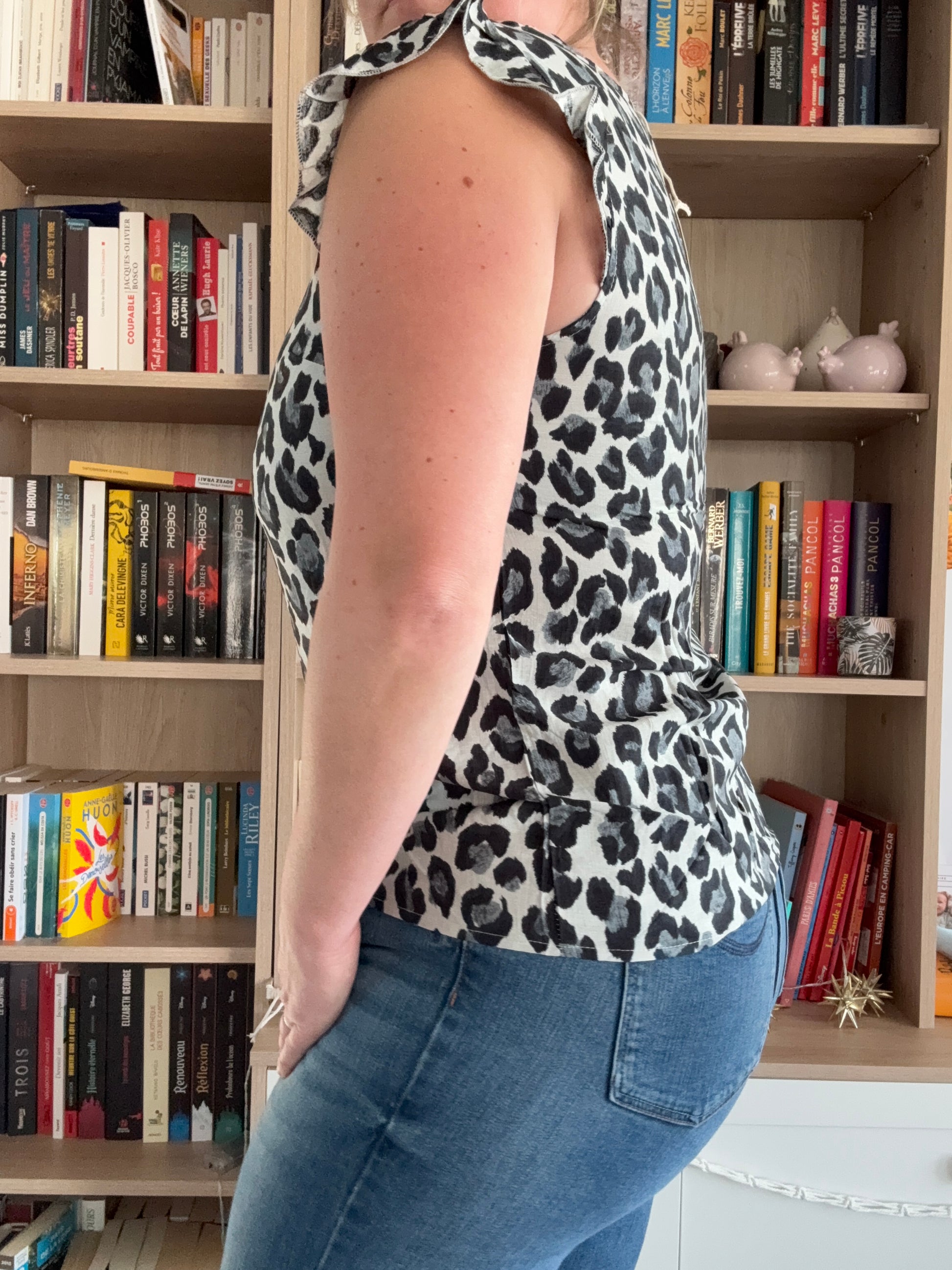 T-shirt col V pour femme de dos sans manches léopard