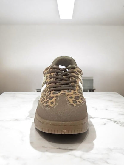 Chaussures baskets imprimé léopard avec bandes blanches et dorées type sneakers