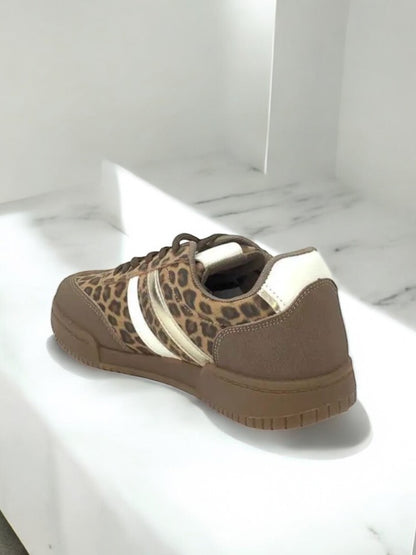Chaussures baskets imprimé léopard avec bandes blanches et dorées type sneakers