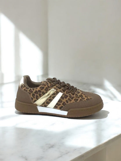 Chaussures baskets imprimé léopard avec bandes blanches et dorées type sneakers