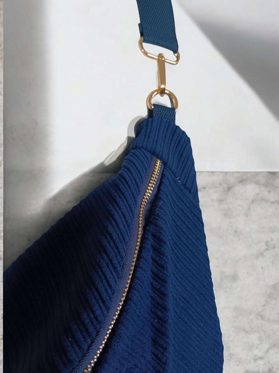 Sac banane XXL velours cotelé bleu marine