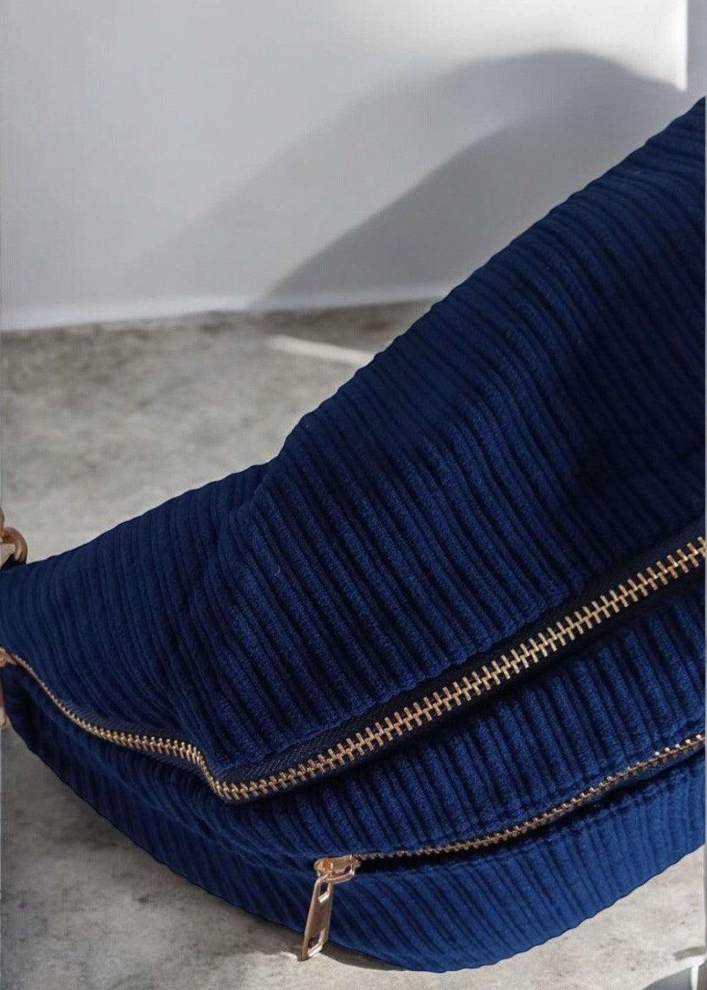 Sac banane XXL velours cotelé bleu marine