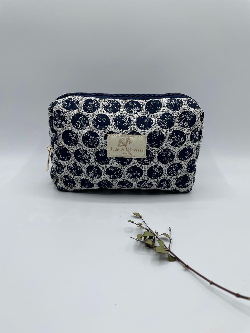 Trousse Flora en coton Jade & Clarisse motifs ronds dentelle bleu marine & blanc - Le Petit Placard