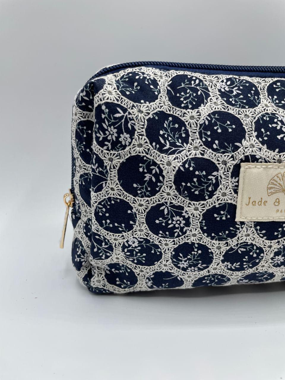 Trousse Flora en coton Jade & Clarisse motifs ronds dentelle bleu marine & blanc - Le Petit Placard