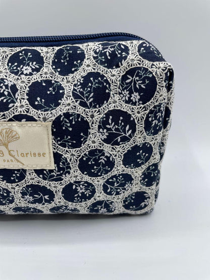 Trousse Flora en coton Jade & Clarisse motifs ronds dentelle bleu marine & blanc - Le Petit Placard