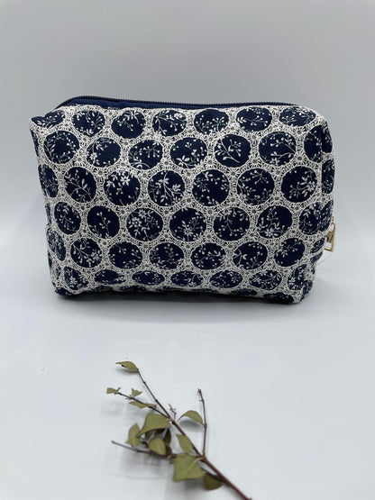 Trousse Flora en coton Jade & Clarisse motifs ronds dentelle bleu marine & blanc - Le Petit Placard