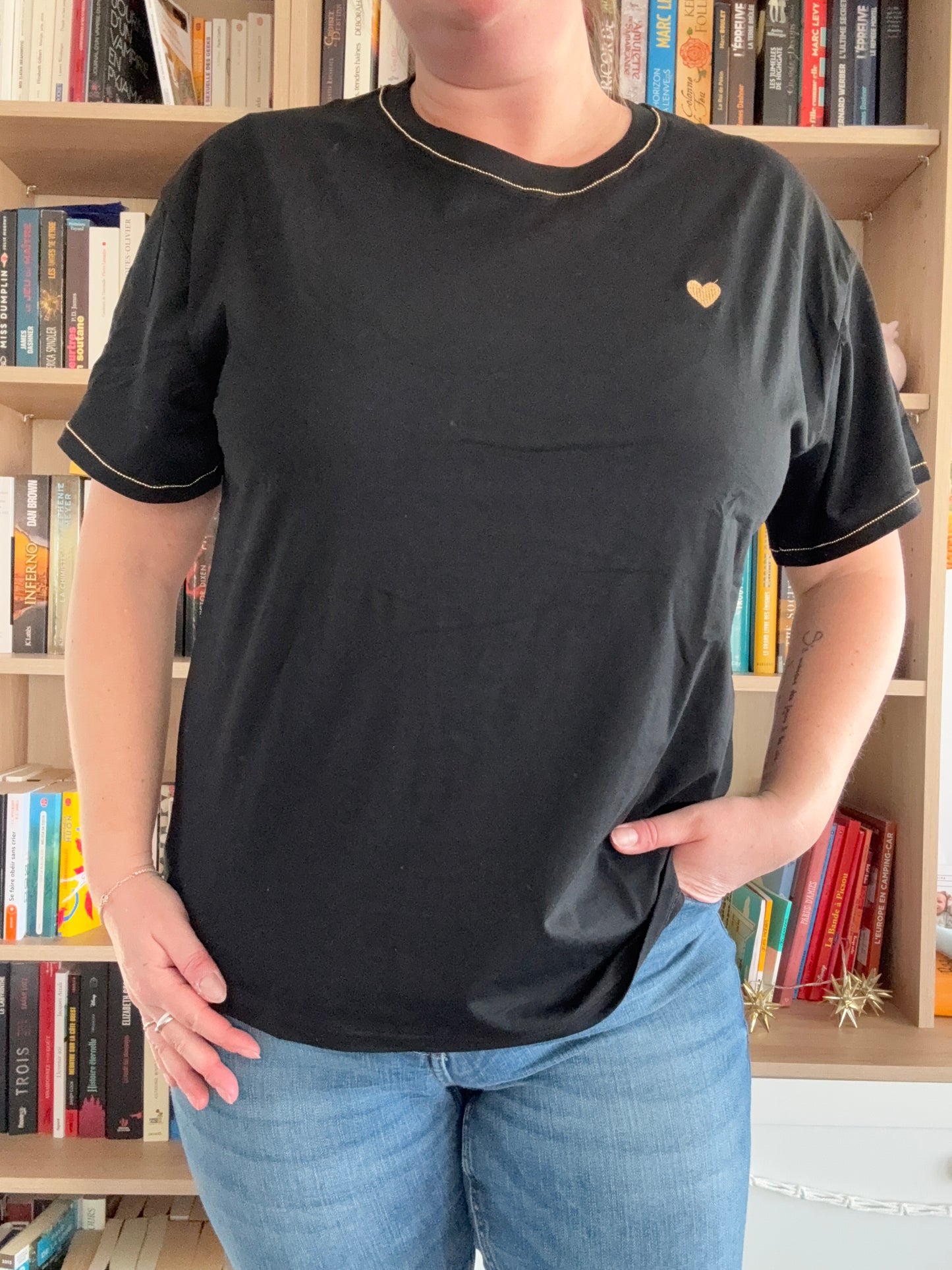 Camiseta Negra Corazón Dorado