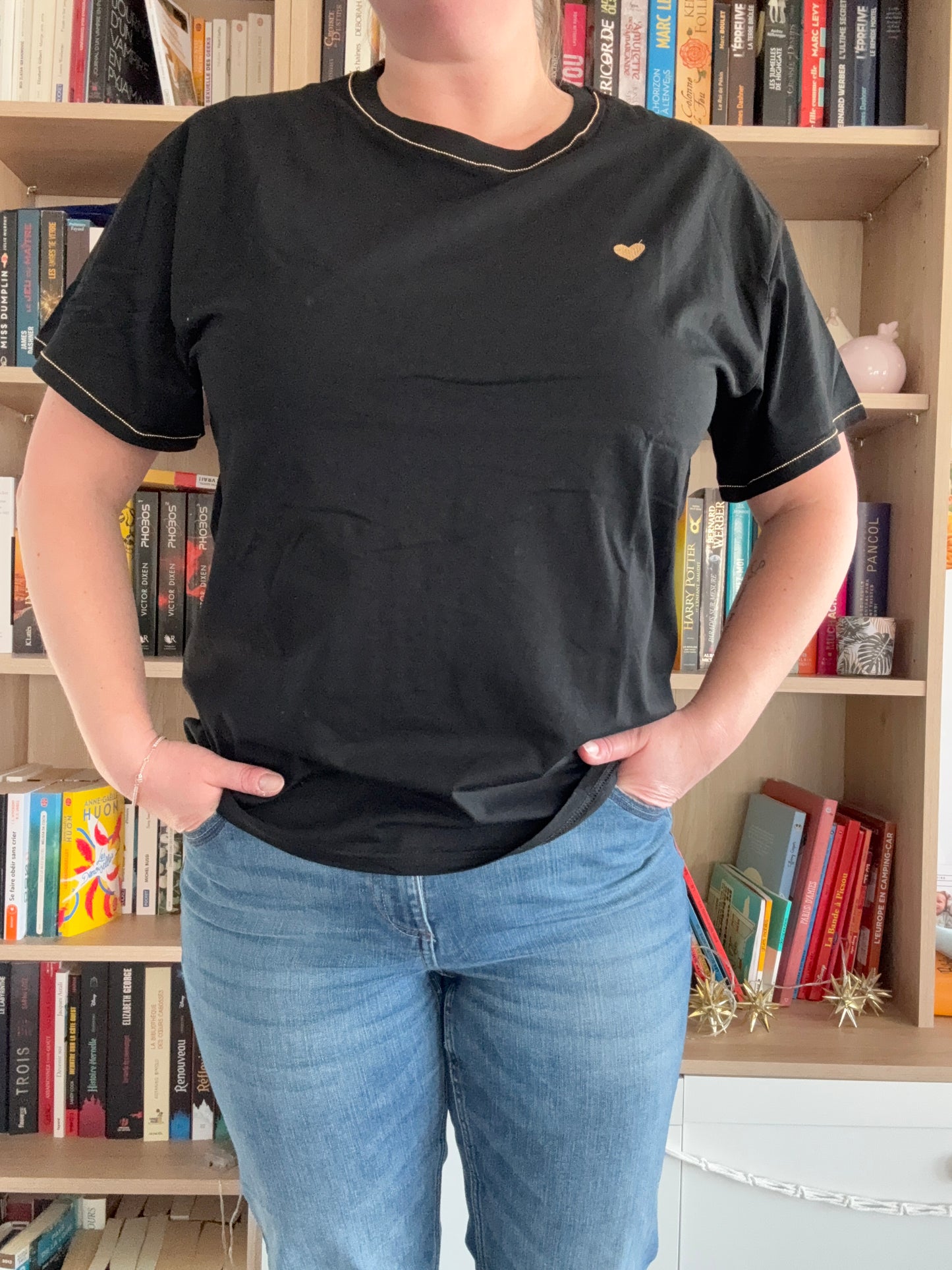 Camiseta Negra Corazón Dorado