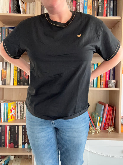 Camiseta Negra Corazón Dorado