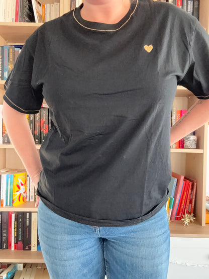 Camiseta Negra Corazón Dorado