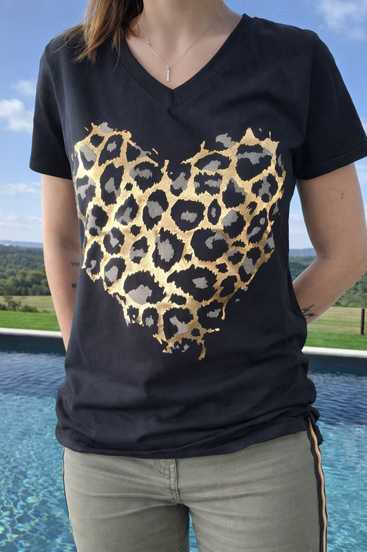 T-shirt noir col en V motif léopard doré – vue de face – Le Petit Placard