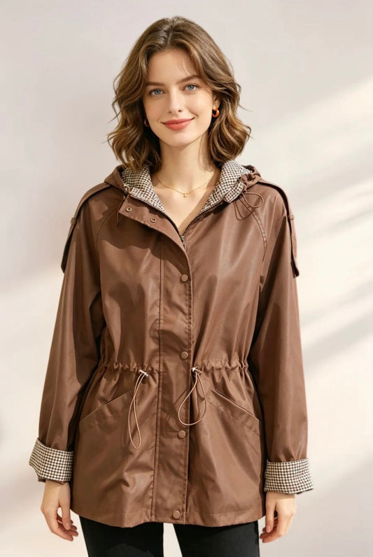 Imperméable femme marron chocolat à capuche, coupe-vent léger avec doublure à motifs, ceinture coulissante et poignets à motif chevrons.