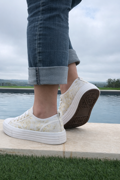 Chaussures baskets montantes beige doré femme en toile - détail œillets dorés
